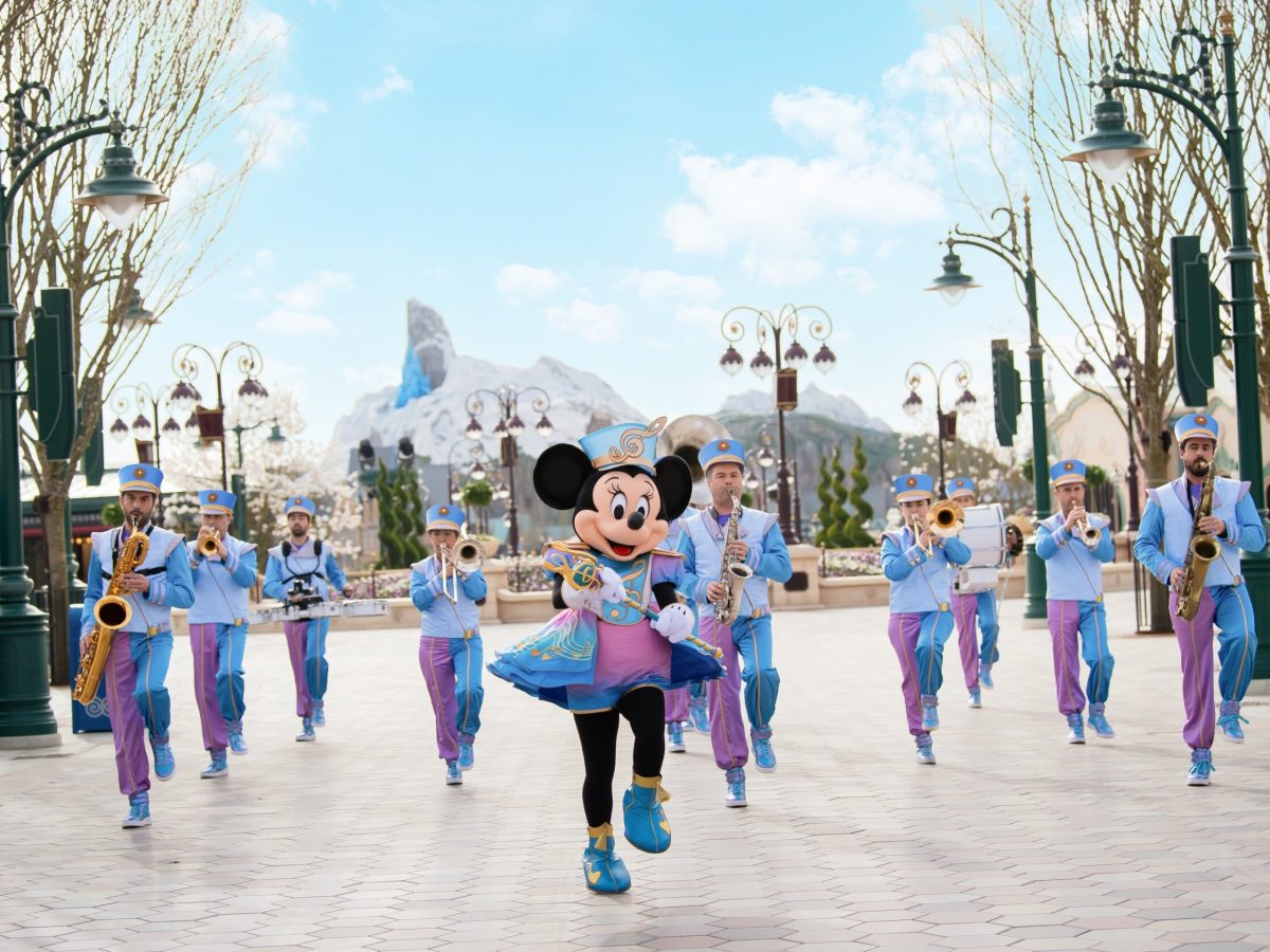 Disneyland-Paris_Disney-Adventure-World_Adventure-Way_Disney-Marching-Band_La-Fanfare-Disney_Horizontal-scaled