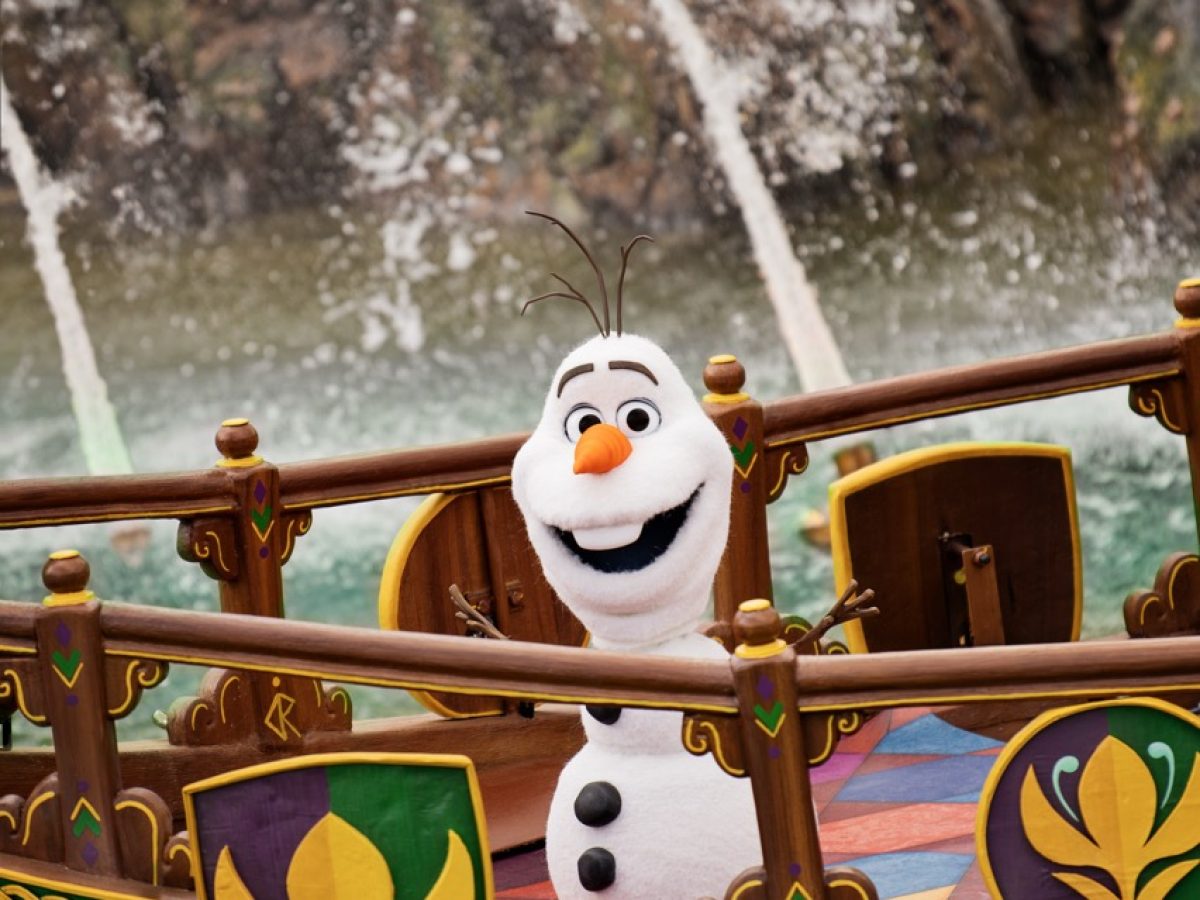 Disneyland-Paris_Disney-Adventure-World_World-Of-Frozen_Olaf-robotic-character-in-A-Celebration-in-Arendelle_Vertical_1-groot