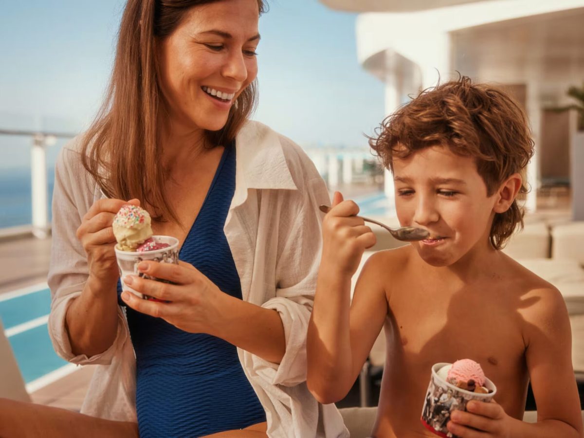 Familie-geniest-ihr-Eis-scaled