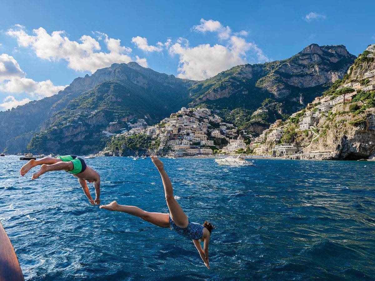 italy-naples-positano-couple-jumping-ocean-2